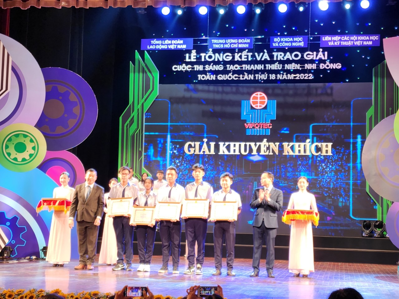 Nhóm tác giả của tỉnh Sóc Trăng nhận giải Khuyến khích Cuộc thi lần thứ 18